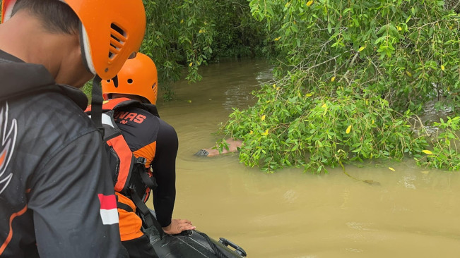 Tim SAR turun tangan mengevakuasi korban. [Dok SAR Medan]